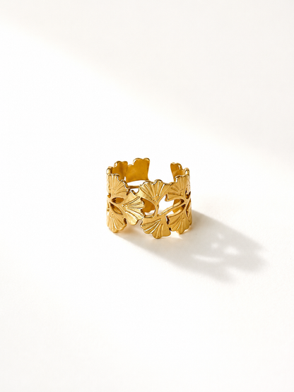 Palm Kiss Ring